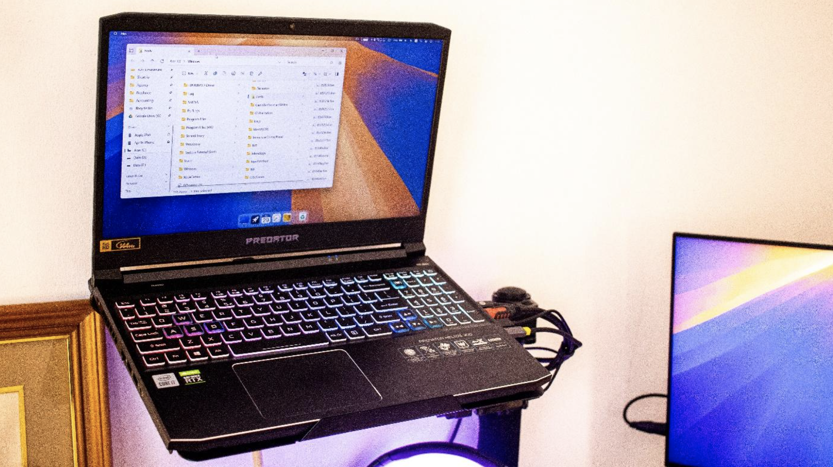 My Windows 11 laptop looks and acts like macOS.